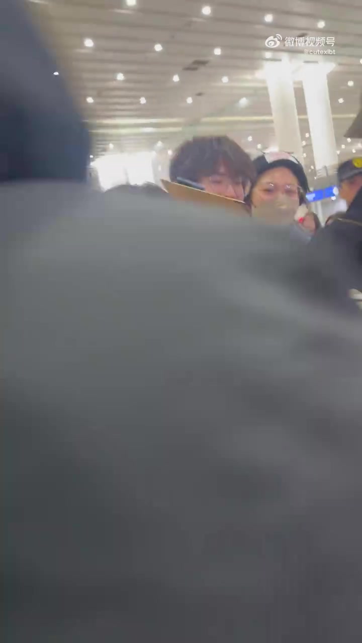 F1中国大奖赛将开启!法拉利储备车手周冠宇抵达上海